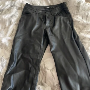 Byxor - Intressekoll på dessa superfina byxor från bikbok, storlek 36, köpte hösten 2022 och nästan inte användt dem någonting, inga defekter alls💓 kostar 599 nya tänkte sälja för 300 💓 kan skicka fler bilder om det önskas.