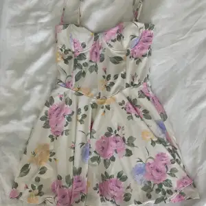 En beige blommig klänning som är köpt på zara för ungefär 1 år sedan. Klänningen är aldrig använd då den är för kort❤️