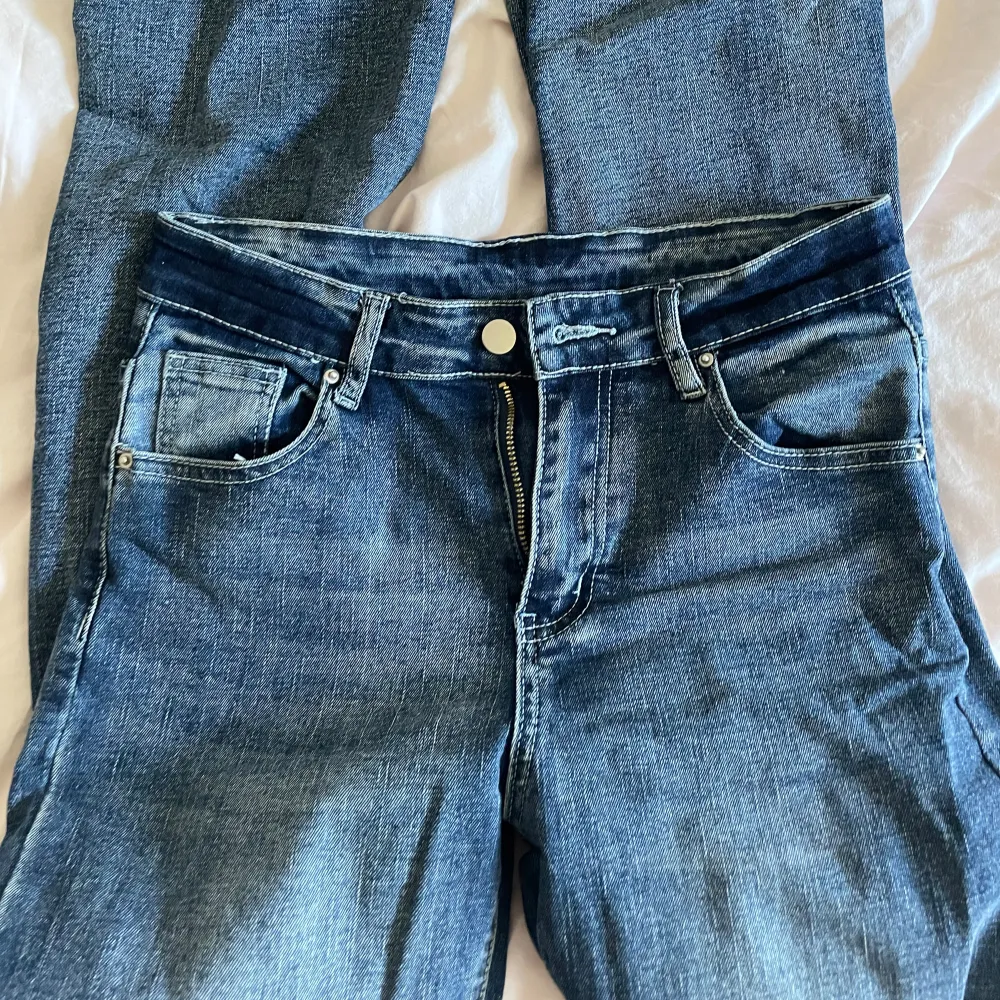 Super coola jeans som jag inte andvänder längre! Bootcut och passar mellan 1,55-165 skulle jag säga . Jeans & Byxor.