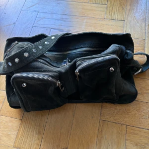 Núnoo väska - Grön Mocca, kort + längre band. 