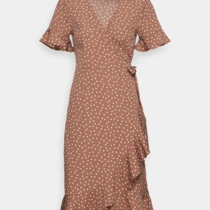 Hel ny klänning! - Helt ny klänning med lappen kvar. Från ONLY, storlek 40. 150:-