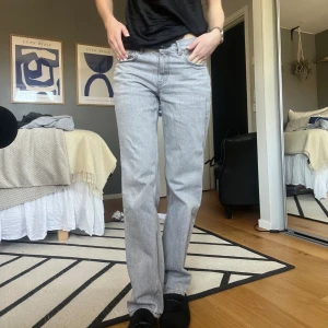 Lågmidjade raka jeans - Jättefina lågmidjade jeans från Gina Tricot! I toppenskick och slutsålda, köpta för 600!🌸