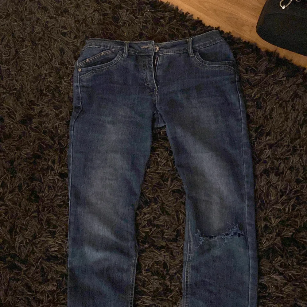 Vet inte märket men de är lågmidjade bootcut jeans med ett hål på vänster knä och slits ☺️ Innerbenslängd: 80cm Midja: 39. Jeans & Byxor.