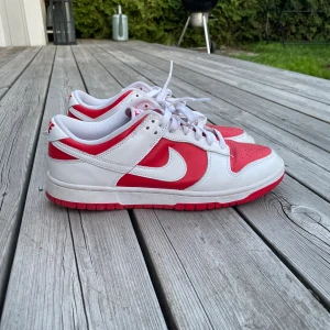 Nike dunk low - ”Nike dunk low championship red” Snygga dunks som har använts men är i bra skick. Storlek 45, US11. Spår av användning men inte alls något stort!  Kartong saknas tyvärr, köpta på sneakershyllan.  Pris kan diskuteras vid snabb affär😄