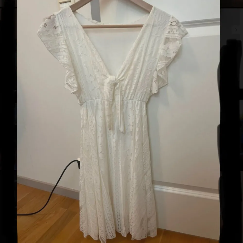 (Klänningen till höger) vit klänning från en liten butik i Italien. Passar perfekt för studenten! Står ingen storlek men passar xxs-s/m för att den är stretchig. Säljer vid bra pris. Klänningar.