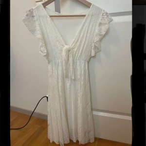 Vit klänning - (Klänningen till höger) vit klänning från en liten butik i Italien. Passar perfekt för studenten! Står ingen storlek men passar xxs-s/m för att den är stretchig. Säljer vid bra pris