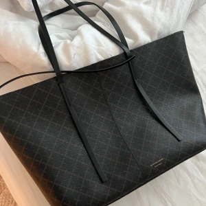 Malene Birger väska - Som ny, det är bara de på dom två sista bilderna men inget man tänker på