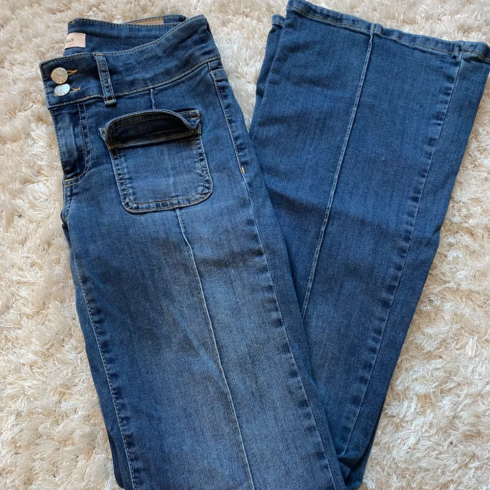 Jättesnygga lågmidjade bootcut jeans från Nelly. Bara använd 2 gånger så i nyskick. Nypris: 700 kr. Innerbenslängd: 77cm. Hör av dig vid frågor och funderingar!💗. Jeans & Byxor.