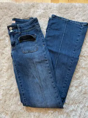 Jättesnygga lågmidjade bootcut jeans från Nelly. Bara använd 2 gånger så i nyskick. Nypris: 700 kr. Innerbenslängd: 77cm. Hör av dig vid frågor och funderingar!💗