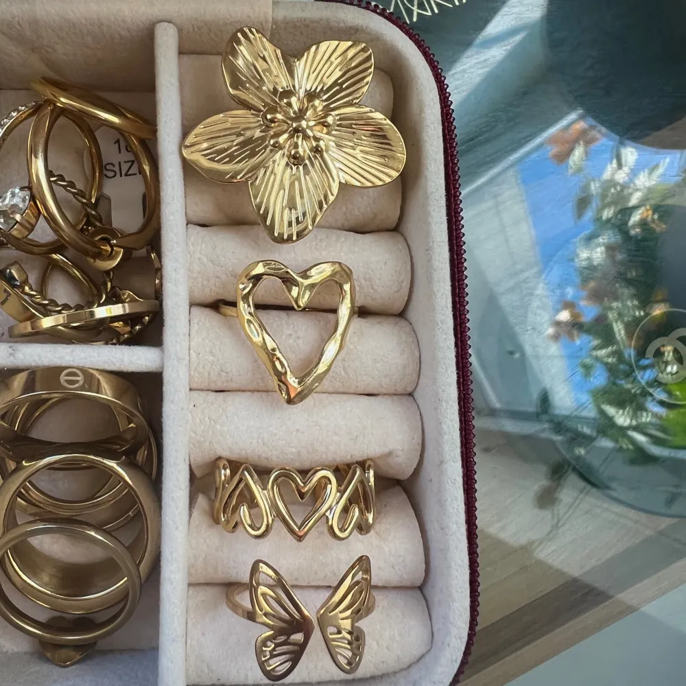 Guldig ring i jättefin blomform, justerbar storlek och i rosfrittstål 🌸 finns även matchande örhängen. Accessoarer.