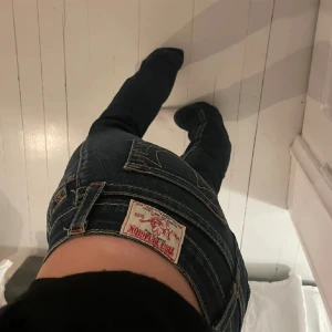 True religion jeans - (lägger ut på nytt) Supersnygga low waist-bootcut jeans ifrån true religion! Knappt använda!! Storlek: 28 Midjemått: 77cm Innerbenslängd: 79cm 