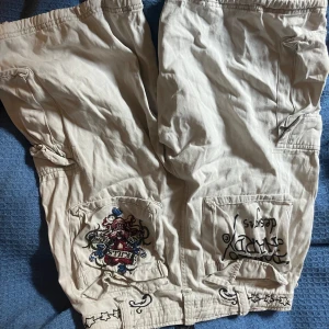 Ed Hardy shorts  - Ed Hardy short. Bra sick och även väldigt coola detaljer.