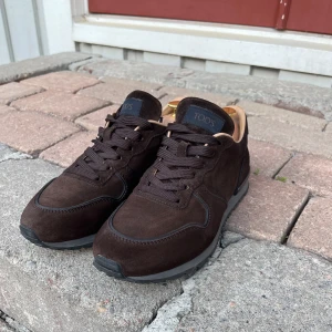 Tods sneakers - Skick: 9/10. Storlek: 42,5. Färg: Mörkbrunt. Pris: 1500. Sälja på grund av ingen användning. Ett par klassiska och exklusiva sneakers.