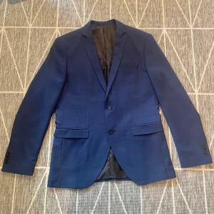 JACK&JONES SUPER SLIM FIT KOSTYM - Säljer min blåa Jack&Jones premium JPRSOLARIS SUPER SLIM FIT KOSTYM. Stl 50 på både byxan och kavajen. Endast använd en gång.