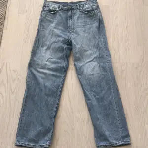 Oanvända weekday ”galaxy Loose” straight jeans i storlek 31/32! Pris kan även diskuteras.