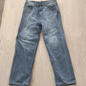 Weekday jeans - Oanvända weekday ”galaxy Loose” straight jeans i storlek 31/32! Pris kan även diskuteras.