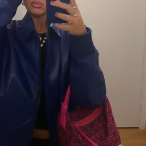 Blå jacka  - Säljer en ursnygg blå läderjacka i oversized fit. 