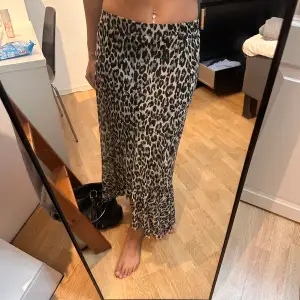 Jättefin leopard kjol från Lindex, kommer ej till användning, så luftig och skön🖤 storlek s men väldigt stretchig, jag e 163!! 