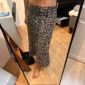 Leopard kjol - Jättefin leopard kjol från Lindex, kommer ej till användning, så luftig och skön🖤 storlek s men väldigt stretchig, jag e 163!! 