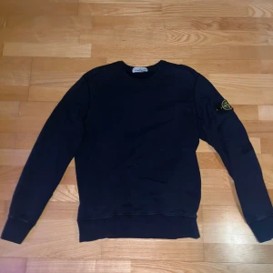 Stone island crewneck - Stone island crewneck i storlek M, använd fåtal gånger och är i cond 8/10