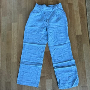 Kostymbyxor i linne - Snygga extremt bekväma linnebyxor som tyvärr blivit för små för mig. Dom snatchar midjan snyggt! Finns framfickor men inte bakfickor. Skulle säga att de är en bra längd/på gränsen till korta på mig som är 170cm.   Katt finns i hemmet😸