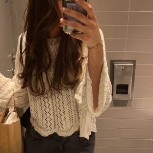 Vit tröja - En söt ”stickad” tröja i storlek L men passar mig som vanligtvis har S (liten i storlek) 💓