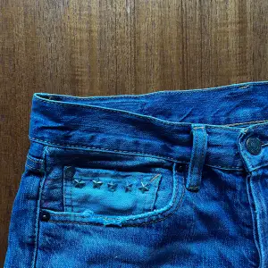 Lowwaist jeansshorts från Ralph lauren. Jättesnygga med stjärmdetaljen, säljer billigt nu med tanke på märket. Pris kan diskuteras. Skriv för fler bilder eller mått 💗