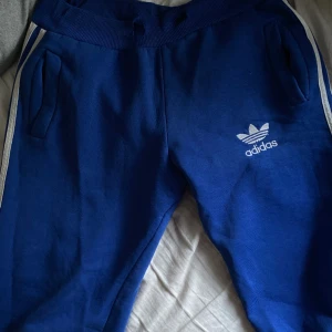 Mjukisbyxor  - Vintage mjukisbyxor från adidas. Sitter snyggt löst på mig med s-m. Märket längs benet är slitet men passar vissa, resoren saknas och är uppklippt men kan sättas in nytt snöre och sys ihop, av mig vid förfrågan. Hör av dig vid frågor eller intresse💗