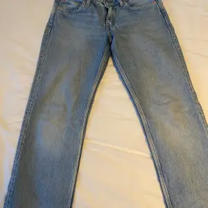 Säljer mina jättefina weekday jeans eftersom de inte kommer till användning längre 💕 De har inga defekter eller skador. Köparen står för frakten ❤️Köpt för 590kr 