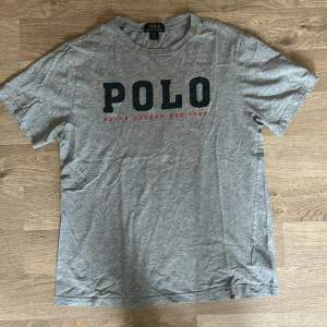 Riktigt snygg polo Ralph Lauren tisha. Aldrig använts så i nyskick🙌 Strl 14-16yr vilket motsvarar xs eller L i kids Köpt för 599kr