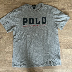 Ralph Lauren t shirt - Riktigt snygg polo Ralph Lauren tisha. Aldrig använts så i nyskick🙌 Strl 14-16yr vilket motsvarar xs eller L i kids Köpt för 599kr