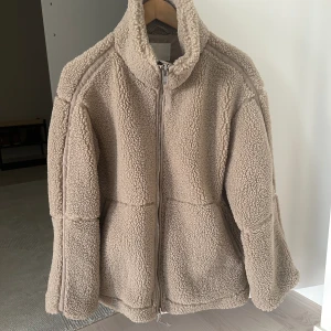 HM geddy jacka  - Säljer min jacka då den inte kommit till användning. Pris 300kr