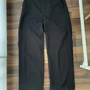 Kostymbyxor  - Kostymbyxor från Gina tricot. Knappt använda. Stl 32 men passar även en 34a.