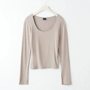 Gina tricot top  - Säljer denna helt nya topp från Ginatricot. (Använts endast 1 gång). Storlek S. Färg: Beige/brun Fler bilder kan skickas om önskas🤍