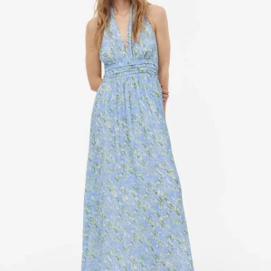 Långklänning blommig sommarklänning  - Fin blommig sommarklänning men långa band vid nacken och öppen rygg.   Bara använd en gång.  Storlek 36. 