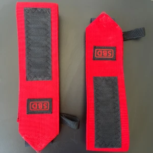 SBD Wrist Wraps - Stadiga lindor för handlederna som erbjuder tryggt stöd när du lyfter tungt. Storlek: M (60mm). Skick: 8/10. Nypris: 450kr