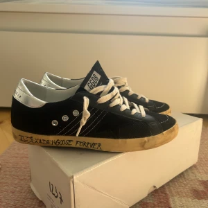 Golden Goose skor -  Säljer dessa superfina sneakers från Golden Goose. De är i jättebra skick och perfekta till sommaren! Skriv för fler bilder. 