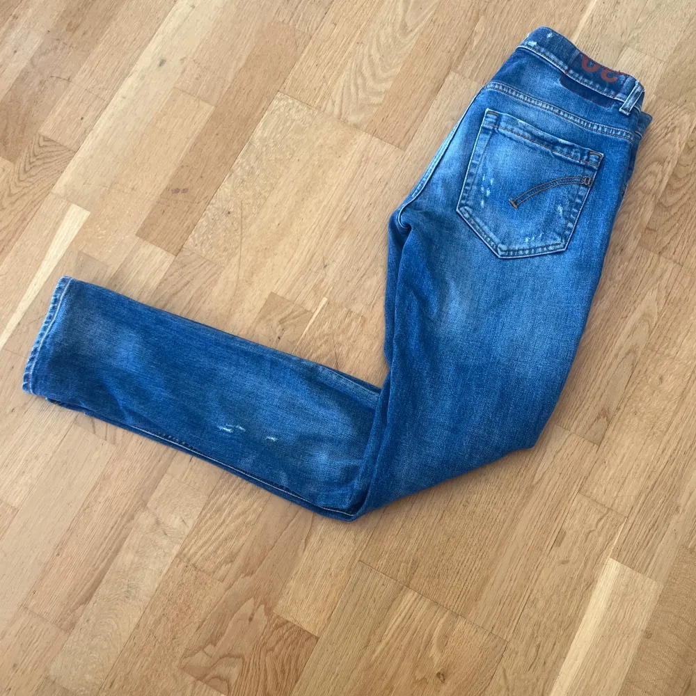 Säljer dessa feta dondups George jeansen, nypris 3699 mitt pris 1199! Storlek 30, innerbenslängd 78cm midjemått 36cm. Hör av er vid funderingar!. Jeans & Byxor.