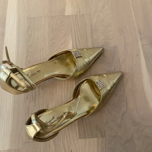 Vintage guld klackar - Säljer dessa jättefina vintage guldklackar!💗 Skulle säga att storleken är 38/39 då jag har de och sitter jätte bra på mig💗Klacken är inte så hög💗