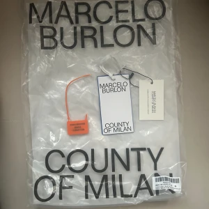 Marcelo Burlon T-shirt  - Tja. Säljer min marcel burlon tröja jag använt MAX 5 gånger hemma. Den är lite för stor för mig. Storleken är M. Allt OG finns såsom tags, bag osv. Pris är ALLTID diskuterbart 