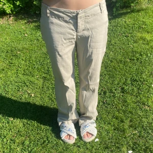 Beiga linnebyxor - Säljer mina fina beiga byxor i linneblandning. Otroligt sköna och är som i nyskick. Säljer då de är lite för stora i midjan på mig. Perfekta till sommaren💞