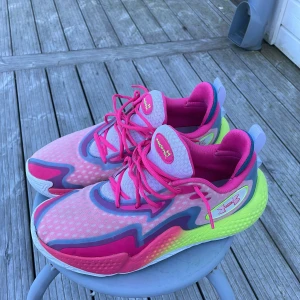 Basketskor - Basketskor från under armour i nyskick. Använda ca 5 gånger. Nypris ca 1000kr.  Storlek 45, 29 cm. Namn: UA spawn 5. 