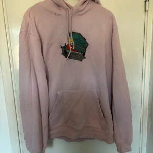 Simpsons hoodie - Simpsons hoodie med tryck, liten fläck vid trycket 