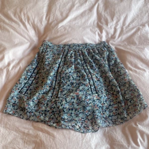 Kjol - Säljer denna somriga kjolen från cotton club!!💕 den är köpt i Amsterdam för ca 300 kr tror jag💕 den är sparsamt använd därav i gott skick!! Säljer då den blivit för liten för mig, säljs för 50 kr💕