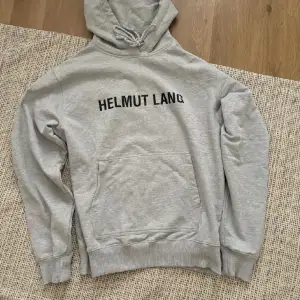 Tja, säljer denna hoodie från Helmut Lang i nyskick. Hoodien är i storlek M men sitter lite oversized. Skriv vid funderingar!