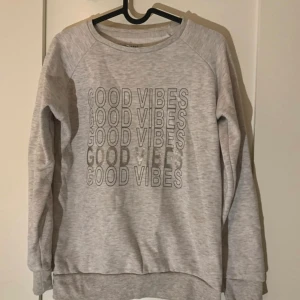 grå sweatshirt med tryck  - För fler bilder eller andra frågor så skriv💗 skickar inom 2 dagar!