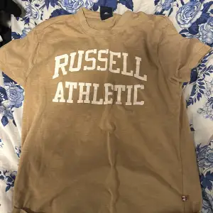 Beige Russel athletic tröja i gott skick i storlek M. 