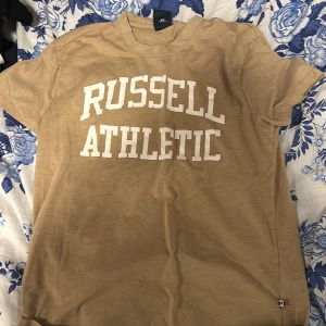 Beige T-shirt i storlek M - Beige Russel athletic tröja i gott skick i storlek M. 