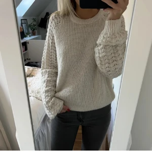 Somrig stickad tröja med fint mönster - Jätte fin tröja!