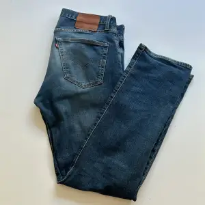 Levis jeans med skön tvätt i modellen 501. Midja 32, längd 32. Skick 9/10. Inga defekter. Modell 182cm